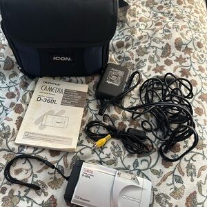 Like New 1990’s Olympus D-360 digital Camera w all accessories & instruc manual